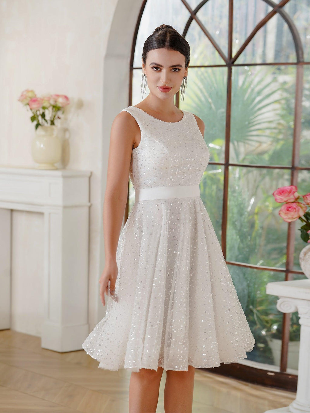 Charmantes A-Linien-Tüll-Polyester-U-Ausschnitt-ärmelloses cremefarbenes Ballkleid mit Pailletten