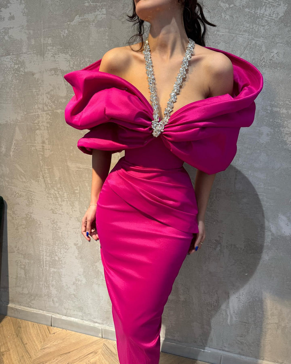 Charmantes, säulenförmiges, Satin-Neckholder-Abendkleid mit halblangen Ärmeln in Rosa mit Schleife