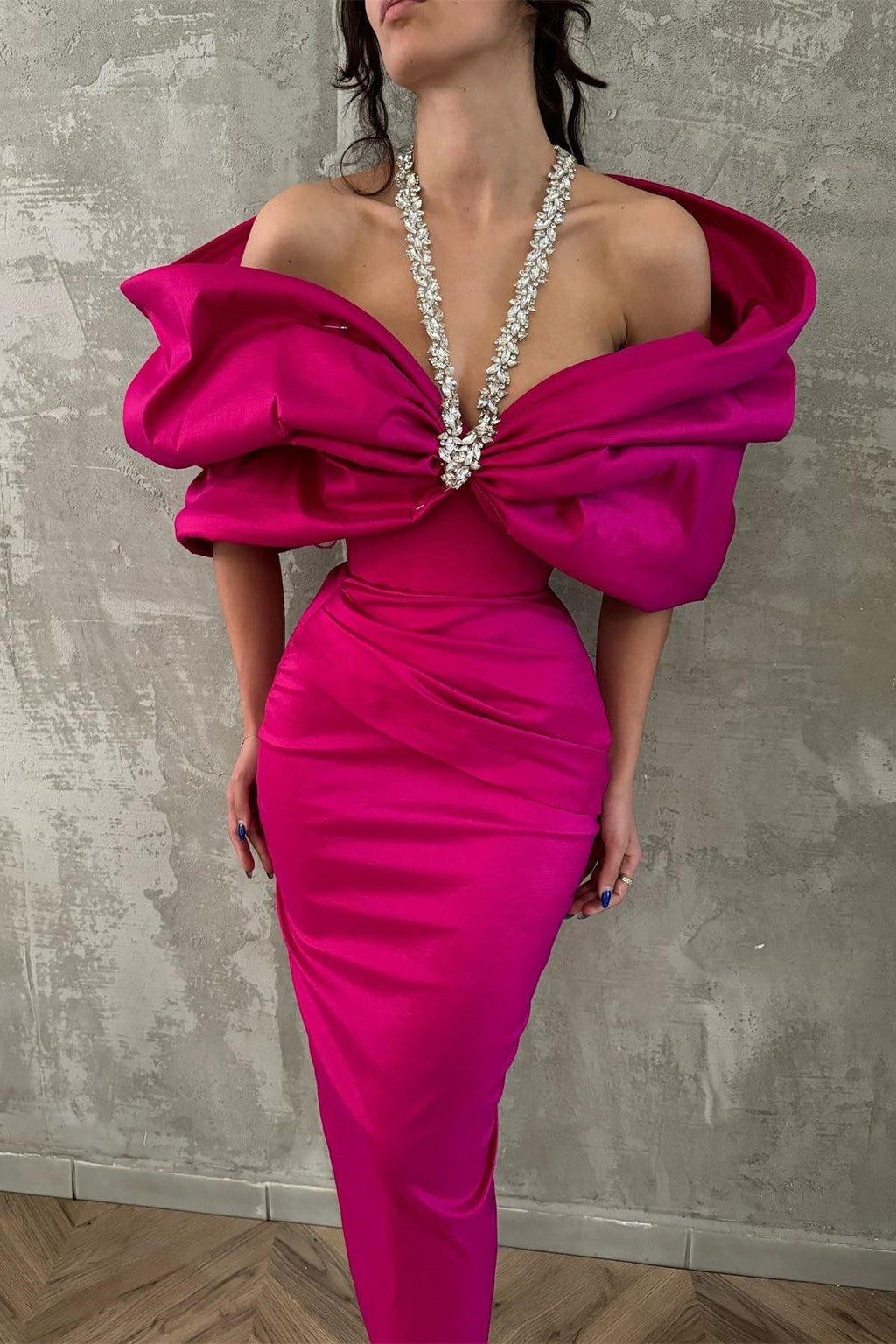 Charmantes, säulenförmiges, Satin-Neckholder-Abendkleid mit halblangen Ärmeln in Rosa mit Schleife