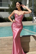 Charmantes, säulenförmiges, ärmelloses Ballkleid aus Satin mit Herzausschnitt und Rüschen und Schlitz vorn