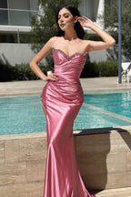 Charmantes, säulenförmiges, ärmelloses Ballkleid aus Satin mit Herzausschnitt und Rüschen und Schlitz vorn