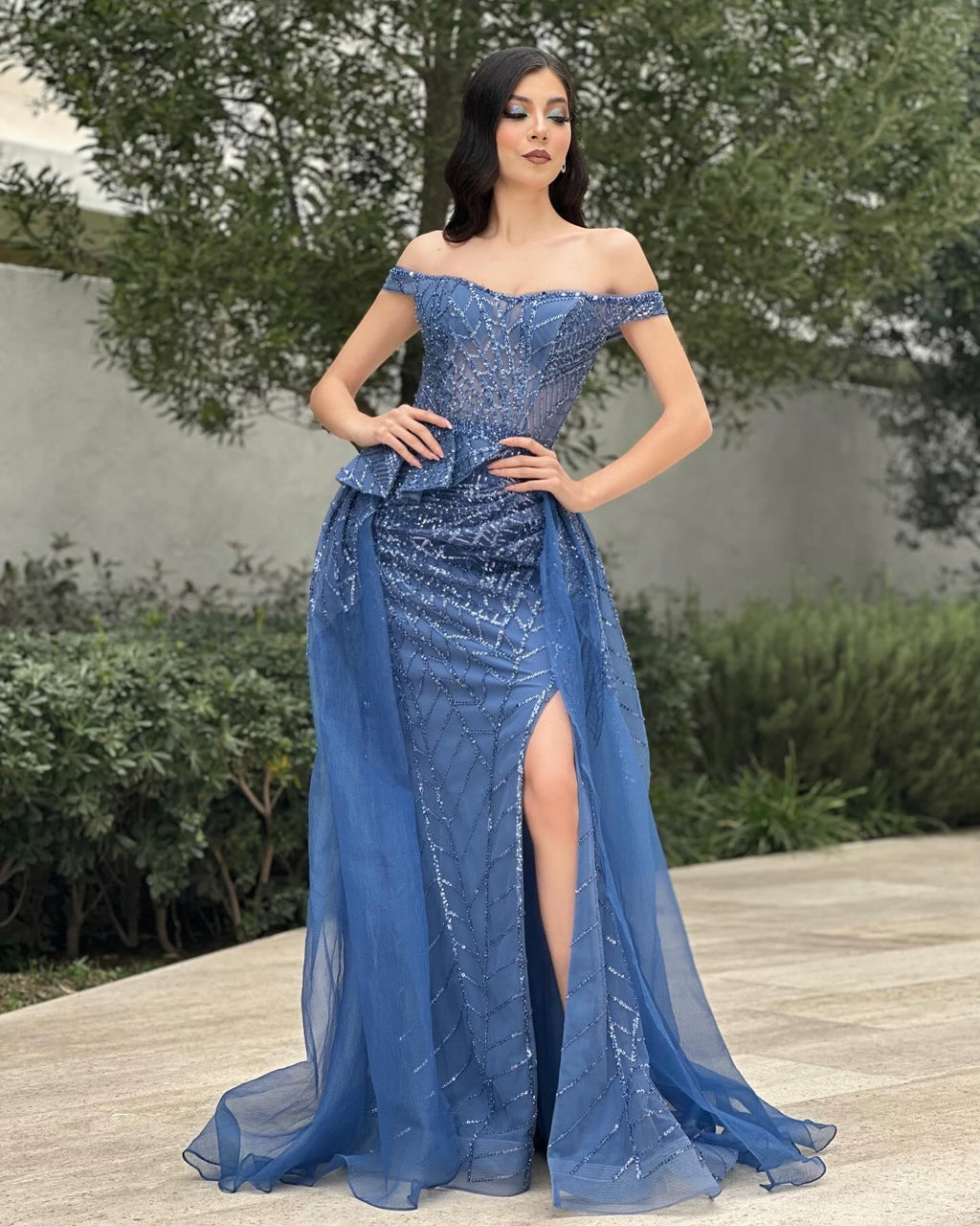 Charmantes, schulterfreies, ärmelloses, blaues Ballkleid aus Tüllspitze mit Schlitz vorne