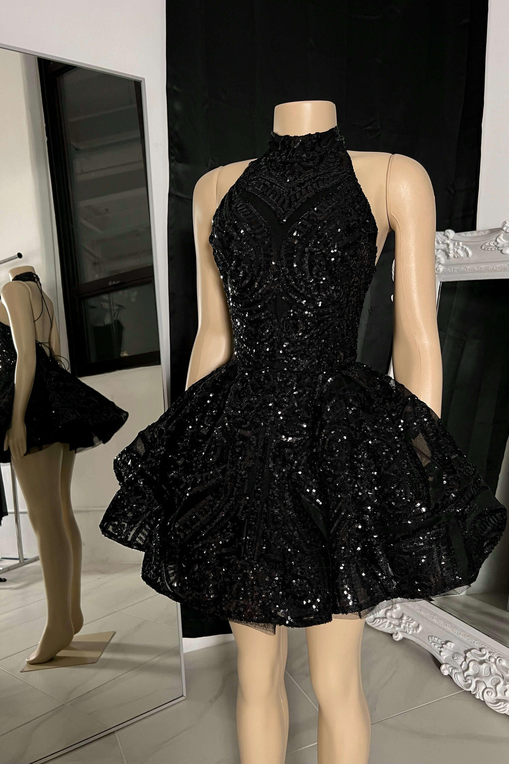 Bezauberndes ärmelloses Mini-Ballkleid mit hohem Halsausschnitt und Perlenbesatz