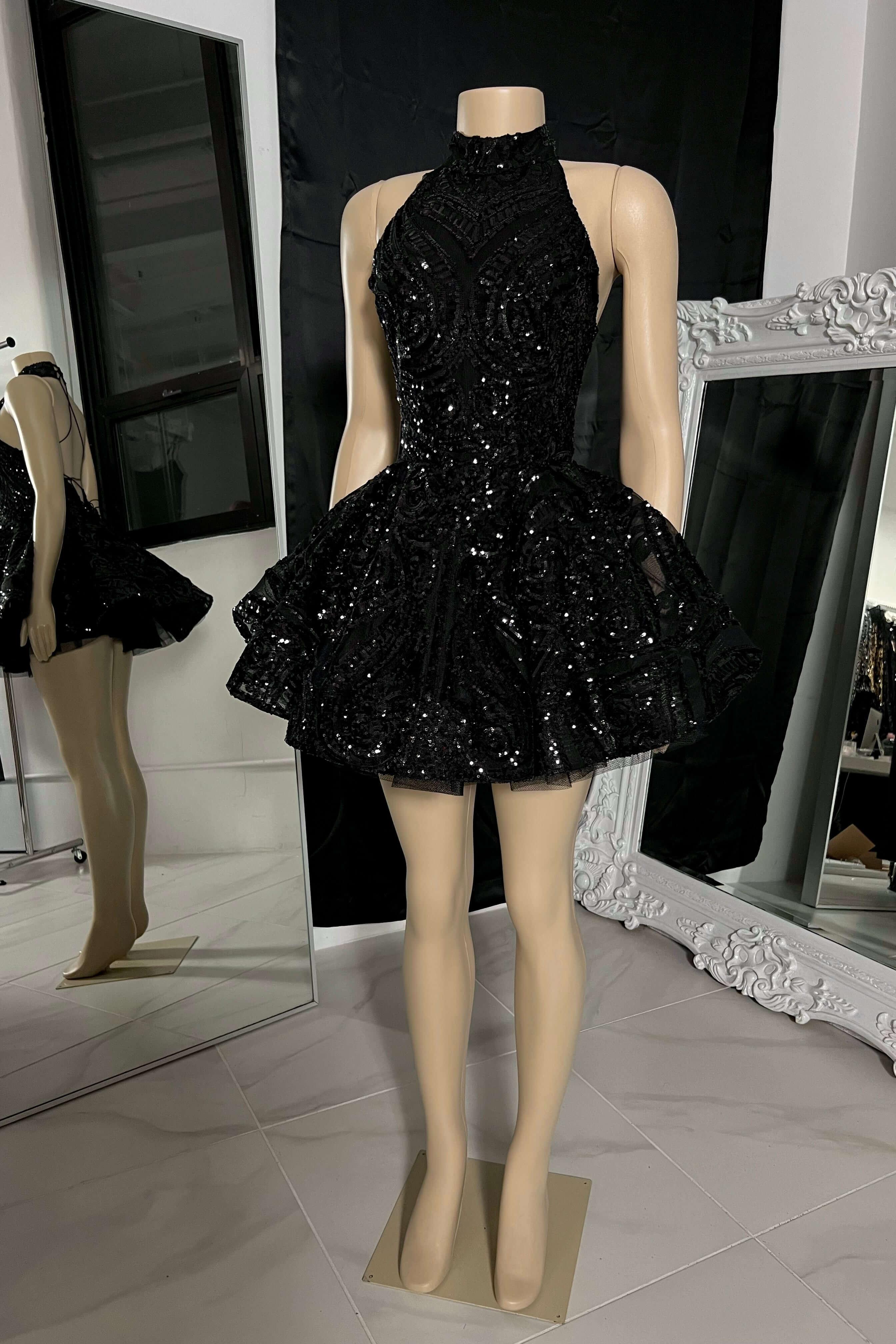 Bezauberndes ärmelloses Mini-Ballkleid mit hohem Halsausschnitt und Perlenbesatz