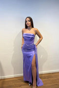 Charmantes langes lila trägerloses Satin-Ballkleid mit Schlitz vorne und Rüschen