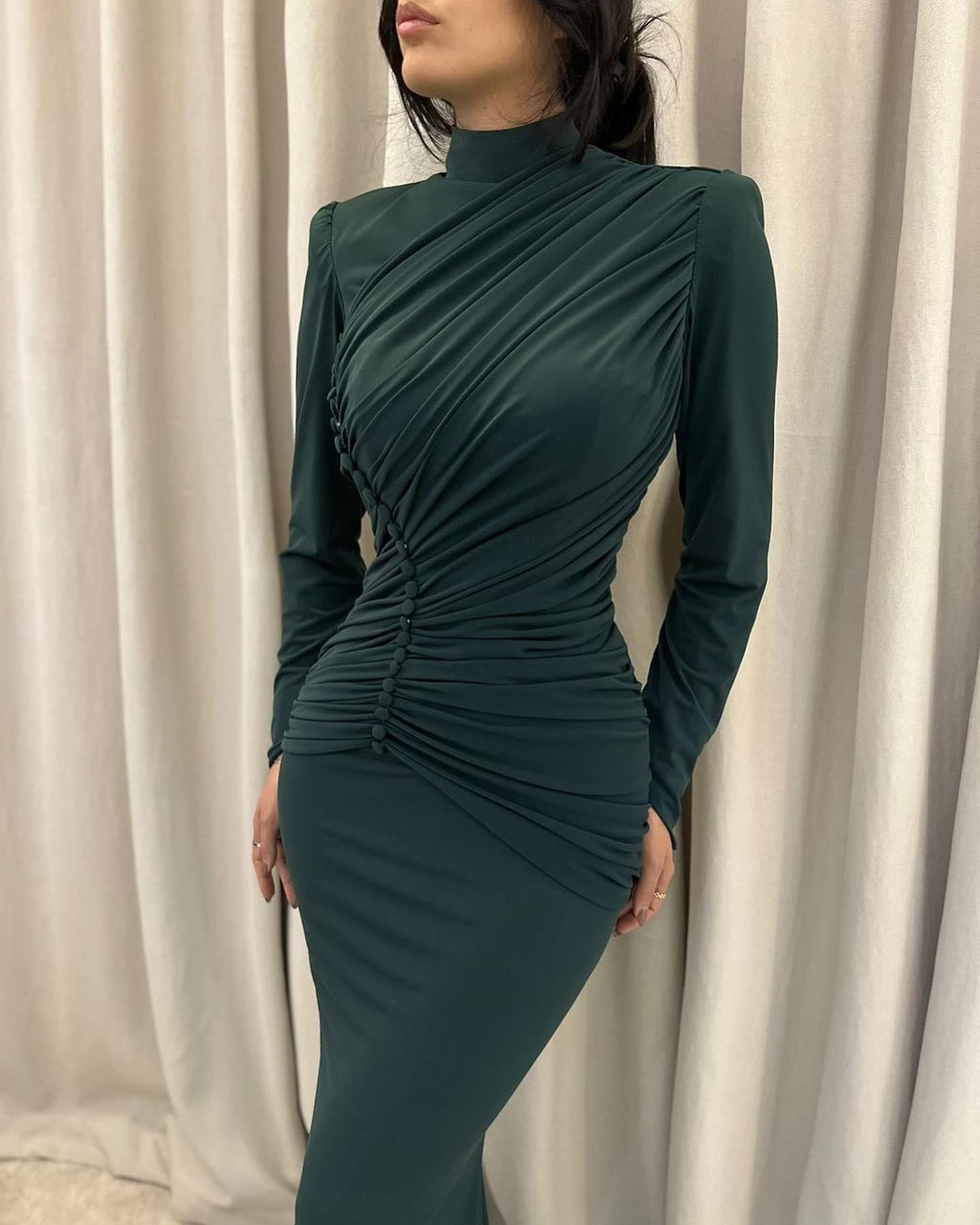 Charmantes Meerjungfrau-Ballkleid aus Satin mit hohem Halsausschnitt und langen Ärmeln