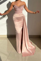Bezauberndes rosa trägerloses Ballkleid aus Satin mit Pailletten und Rüschen
