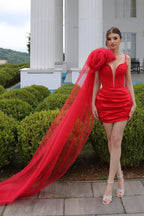 Vestido de fiesta rojo de satén con volantes, sin mangas, escote en V y columna corta