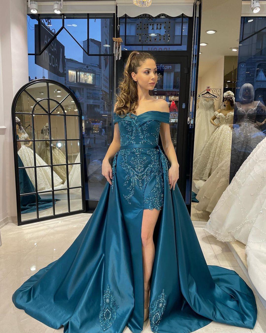 Schickes bodenlanges, schulterfreies, herzförmiges Ballkleid mit Schleife und Applikationen