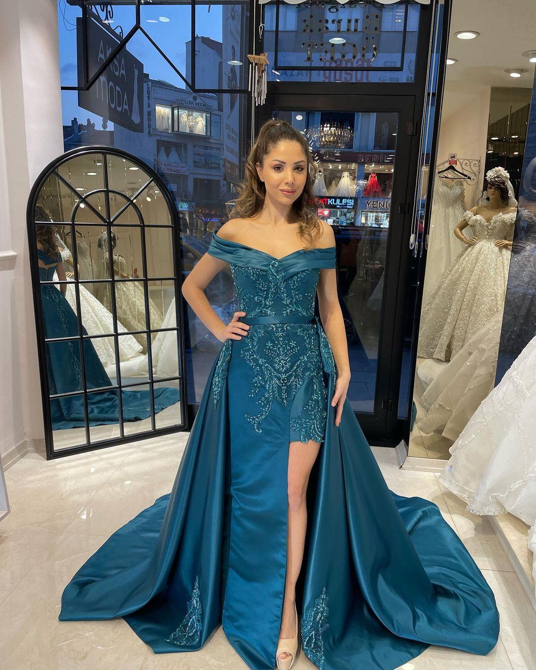 Schickes bodenlanges, schulterfreies, herzförmiges Ballkleid mit Schleife und Applikationen