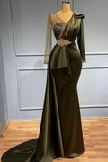 Edles Ballkleid im Meerjungfrau-Stil mit V-Ausschnitt, langen Ärmeln und Perlenbesatz und seitlicher Schleppe