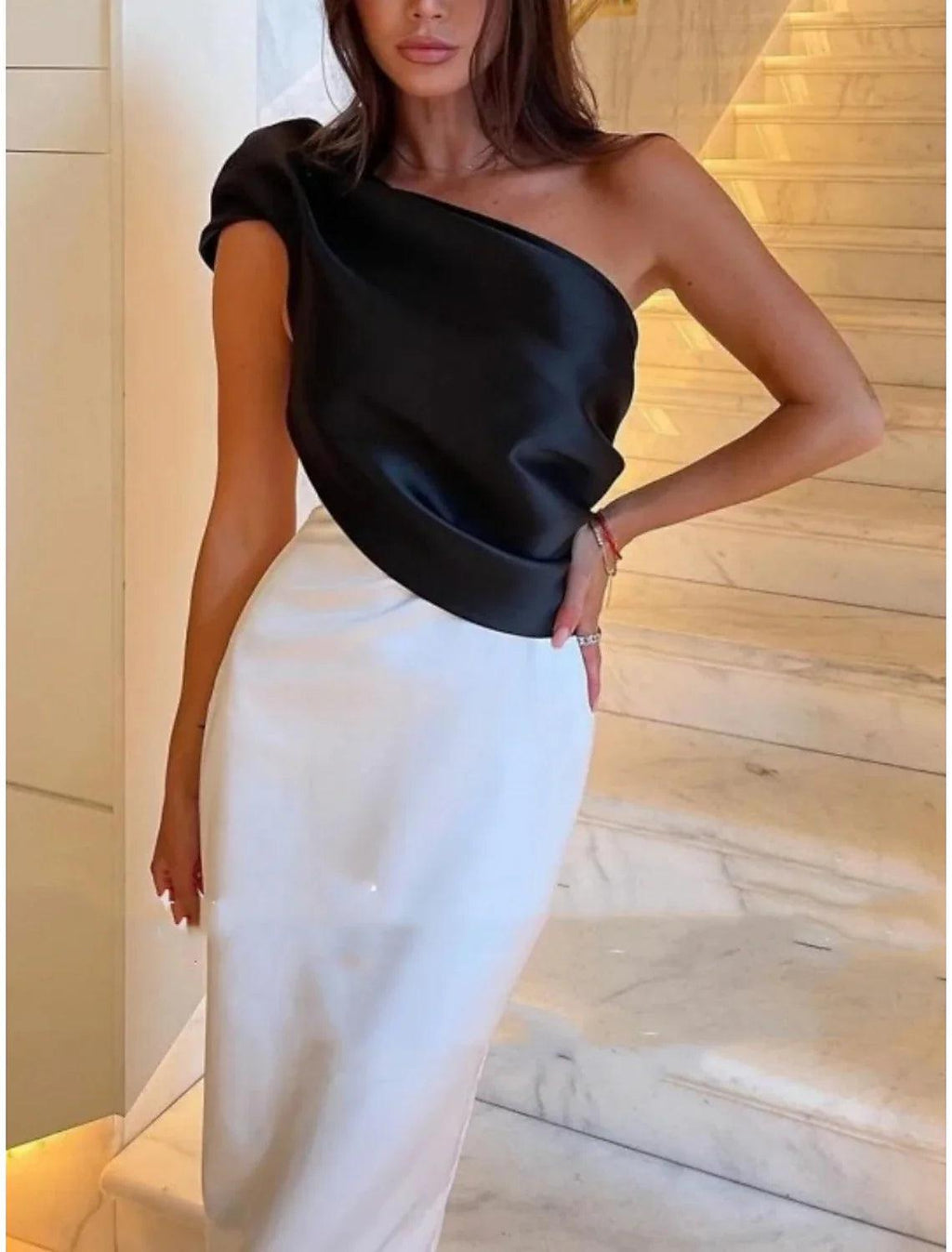Vestido de noche negro con corte tubo, elegante, formal, largo hasta el suelo, sin mangas, un hombro, de satén con flores.