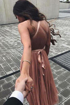 Lindo vestido corto de tul con cuello en V para fiesta de graduación.