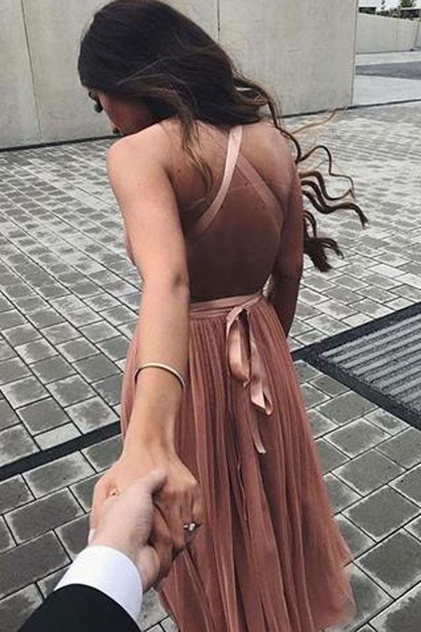 Lindo vestido corto de tul con cuello en V para fiesta de graduación.