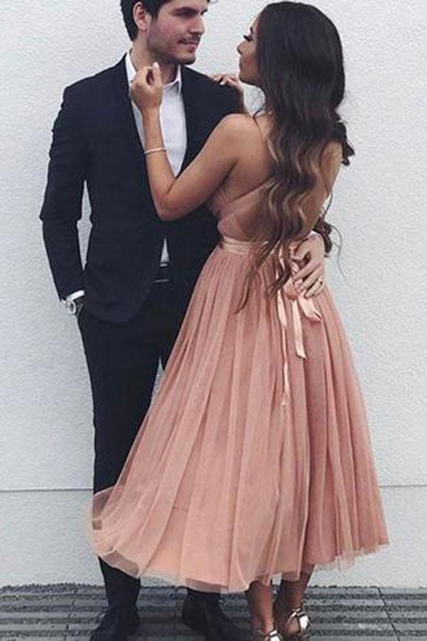 Lindo vestido corto de tul con cuello en V para fiesta de graduación.