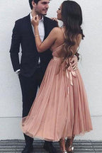 Lindo vestido corto de tul con cuello en V para fiesta de graduación.