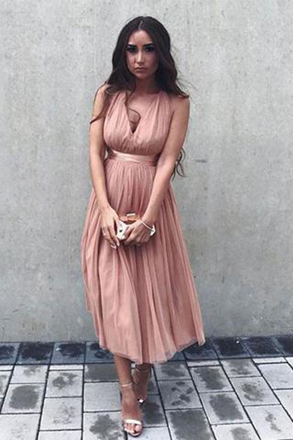 Lindo vestido corto de tul con cuello en V para fiesta de graduación.