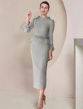 Vestido de madre de la novia con corte tubo/columna, elegante, escote redondo, largo hasta la rodilla, de satén, manga 3/4 con cuentas de plumas.