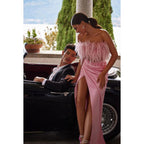 Vestido largo de fiesta formal con fruncido, sin tirantes y plumas