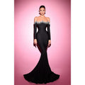 Vestido de fiesta negro con hombros descubiertos, corte sirena y cuentas 