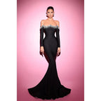 Vestido de fiesta negro con hombros descubiertos, corte sirena y cuentas 
