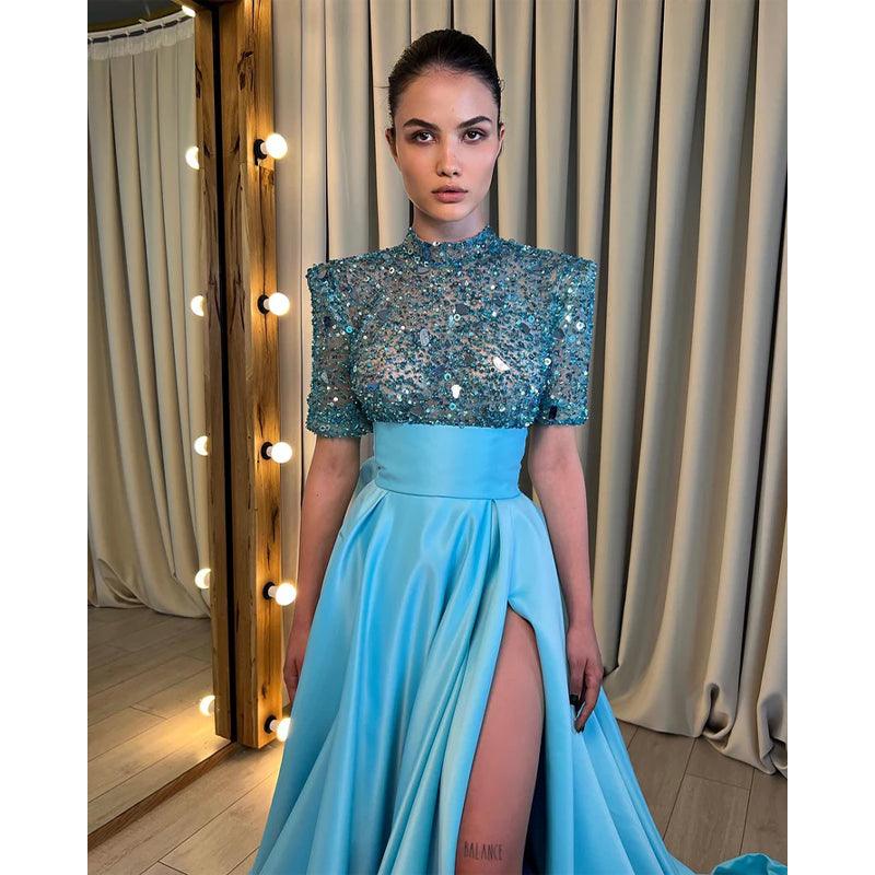 Vestido de fiesta único con escote alto, cuentas, media manga, brillante y abertura 