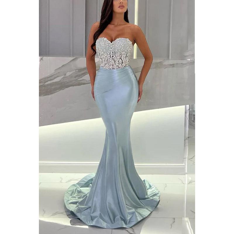Vestido de noche largo estilo sirena de satén con apliques de cuentas y sin tirantes