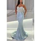 Vestido de noche largo estilo sirena de satén con apliques de cuentas y sin tirantes