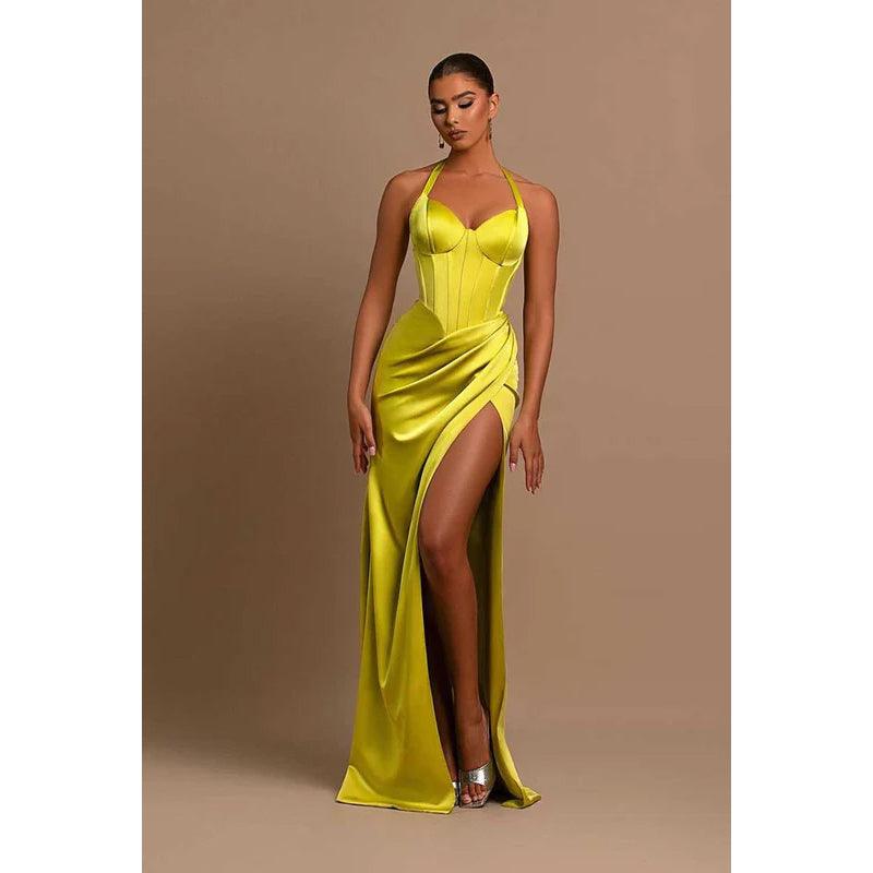 Vestido de noche largo fruncido con escote halter y escote corazón con abertura en el muslo
