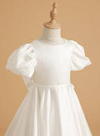 Vestido para niña de las flores con cola larga, mangas abullonadas, lazo en la espalda y botones 