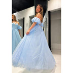 Glamouröses und dramatisches A-Linien-Ballkleid mit schulterfreien Flügelärmeln, seitlichem Schlitz und funkelndem Finish