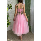 Vestido de fiesta rosa con tirantes finos, escote corazón, apliques 3D y bolsillos 