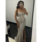 Glitzerndes, trägerloses, langes Etui-Ballkleid mit Schlitz 