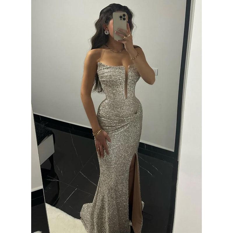 Glitzerndes, trägerloses, langes Etui-Ballkleid mit Schlitz 