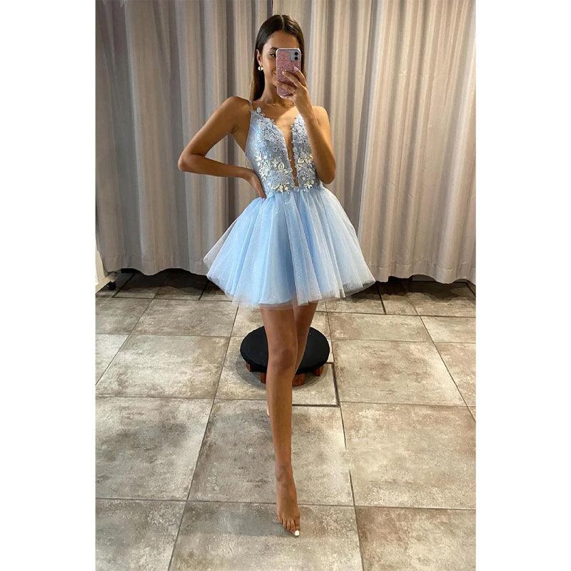 Vestido de fiesta con escote en V pronunciado, apliques de tul y cola desmontable 