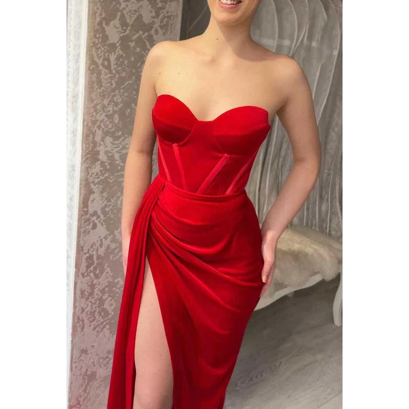 Trägerloses, gerüschtes, langes Ball-/Abendkleid aus Samt mit Herzausschnitt