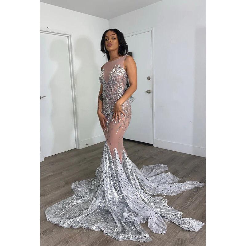 Vestido de fiesta largo estilo sirena de tul transparente con cuentas y sin mangas con cola larga