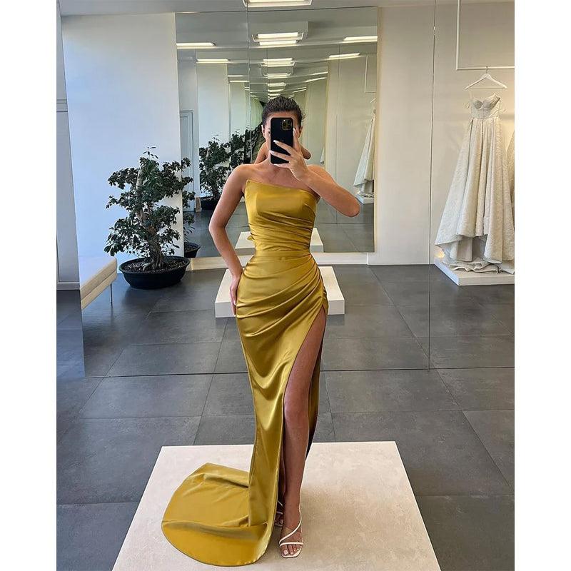 Vestido de fiesta largo con pliegues y abertura alta sin tirantes 