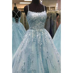Vestido de fiesta largo de corte A con tirantes cruzados y apliques de tul azul cielo