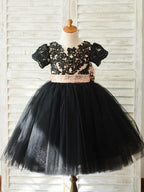 Elegante vestido de niña hasta la rodilla con cintura de lentejuelas de tul y encaje negro 