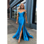 Vestido de fiesta largo de satén azul rey con hombros descubiertos y cuentas, corte tubo/columna 
