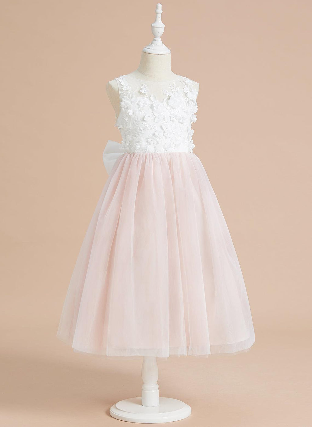 Wadenlanges Kleid aus floraler Spitze mit großer Schleife 