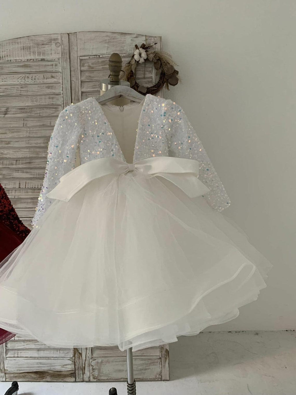 Festliches Partykleid aus Tüll mit tiefem V-Ausschnitt und Pailletten, knielang 