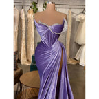 Vestido de fiesta largo de terciopelo morado con cuentas, sin tirantes, plisado y abertura. 