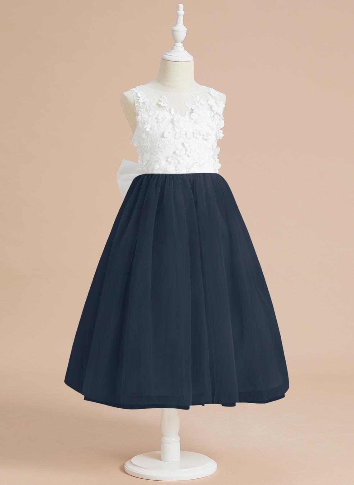 Wadenlanges Kleid aus floraler Spitze mit großer Schleife 