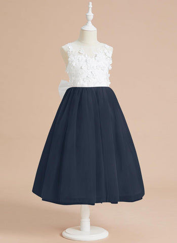 Wadenlanges Kleid aus floraler Spitze mit großer Schleife 