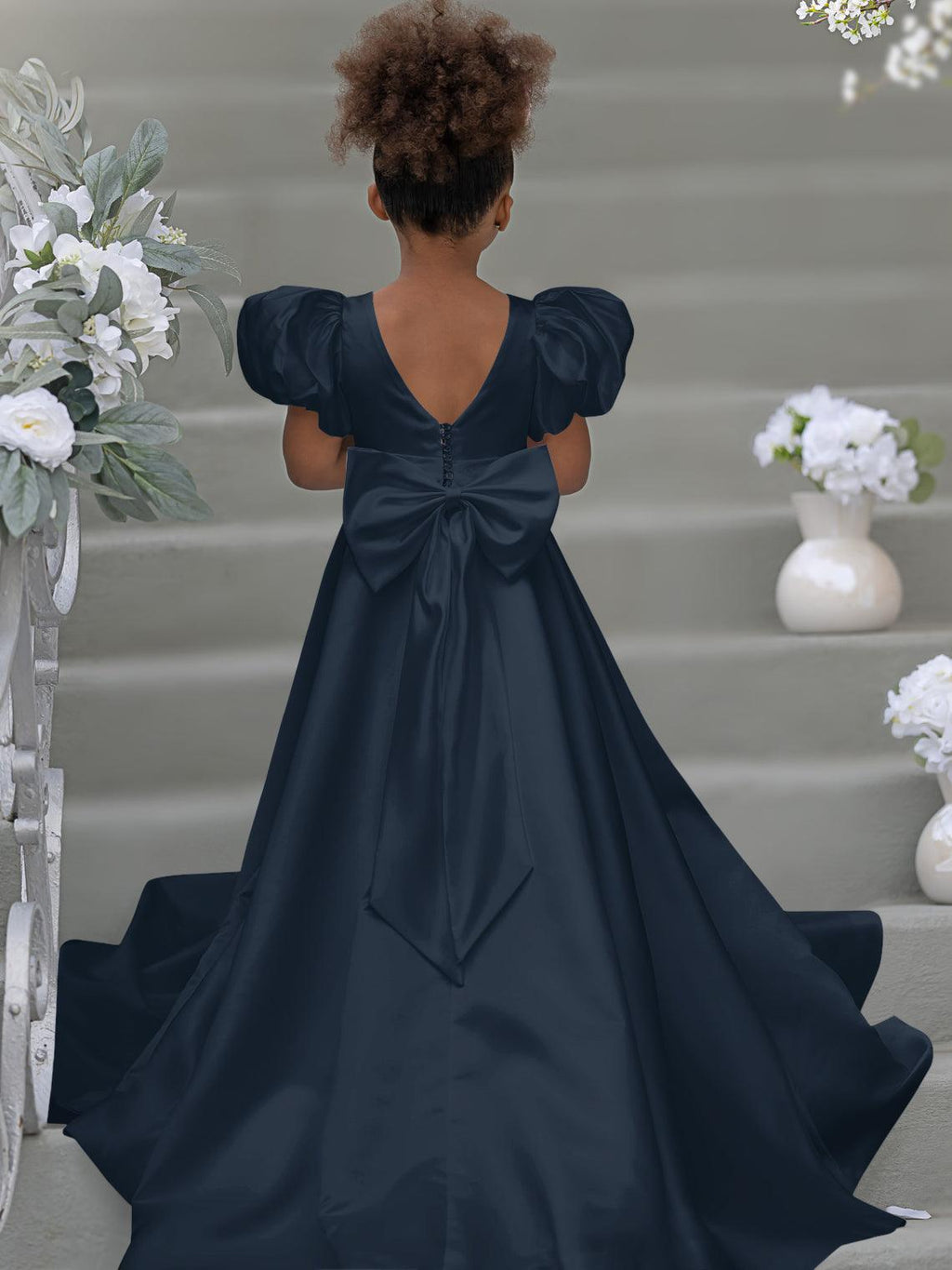 Kleid für Blumenmädchen mit Puffärmeln, Schleife, Knopfleiste hinten und Schleppe 