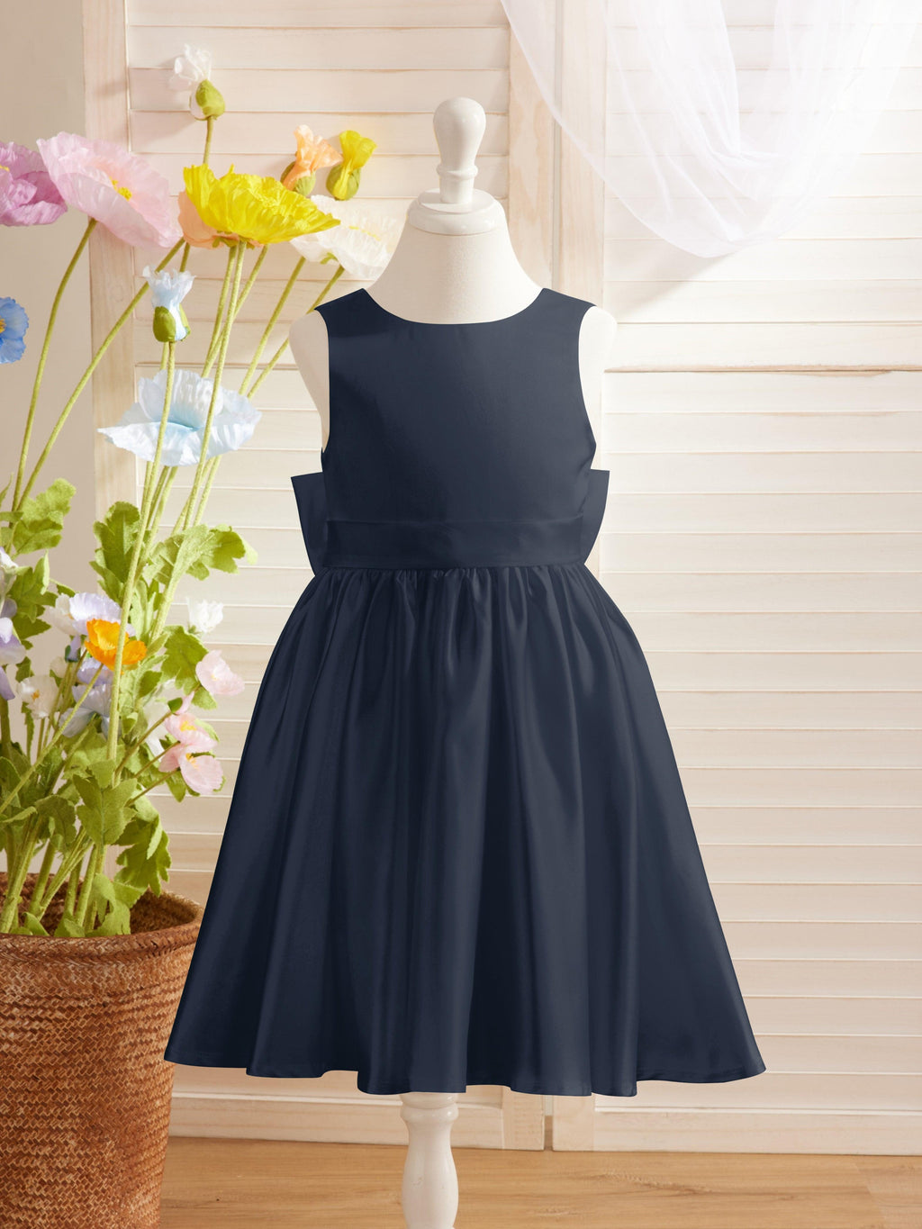 Elegante vestido de niña de las flores de satén con escote en V, corte A y lazo hasta la rodilla 