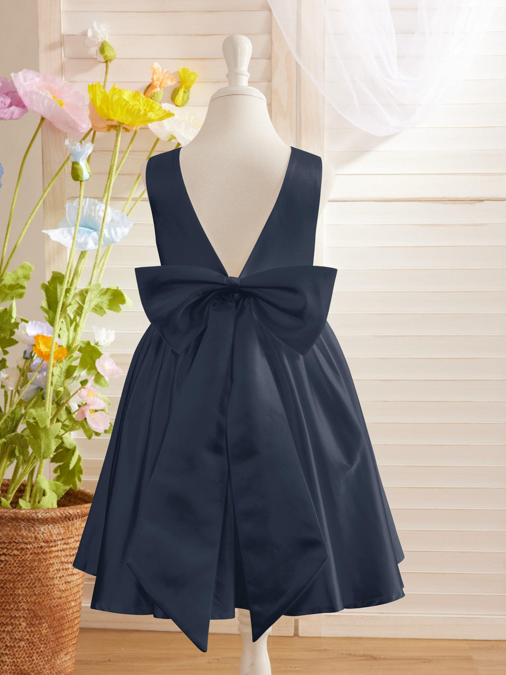 Elegante vestido de niña de las flores de satén con escote en V, corte A y lazo hasta la rodilla 