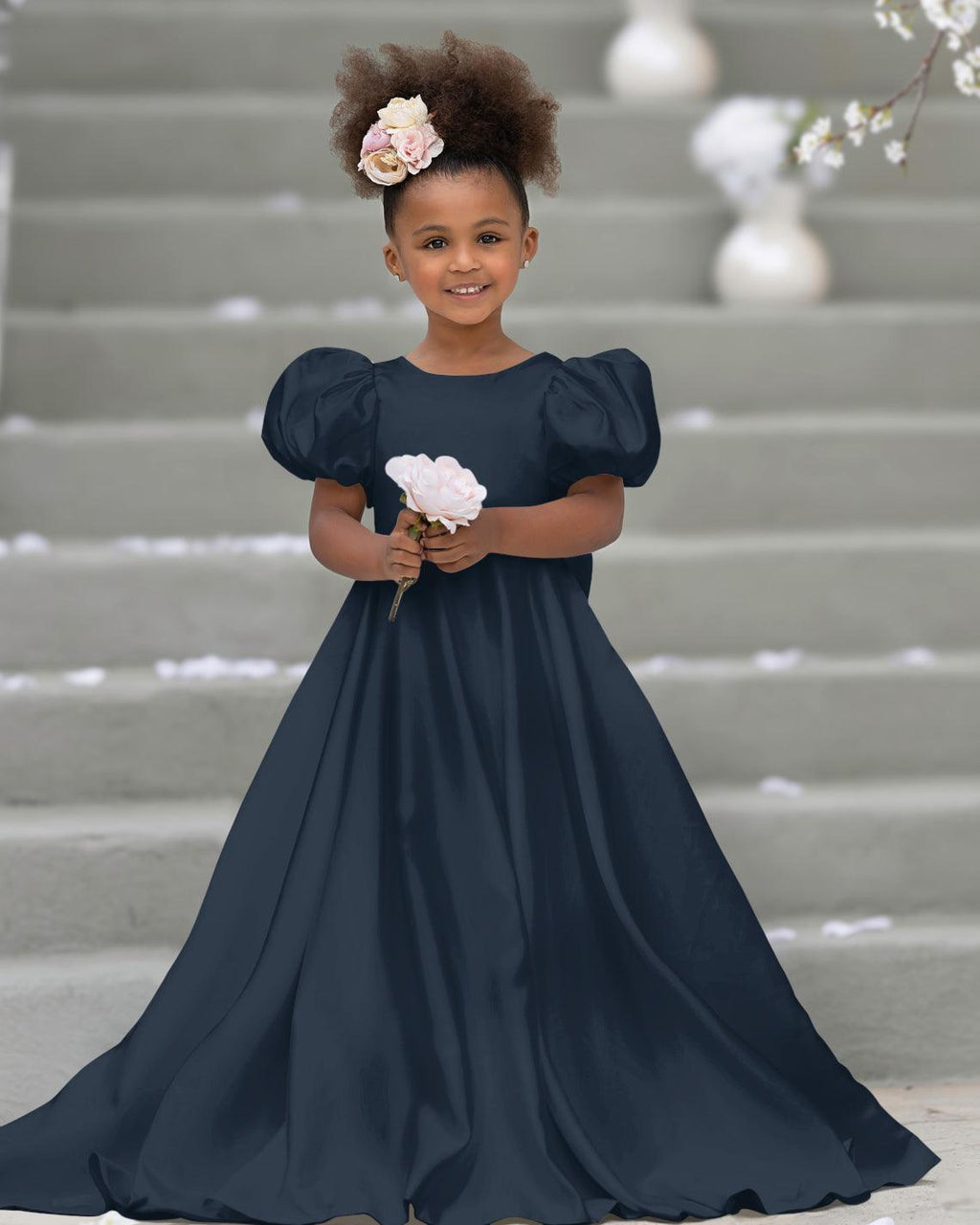Kleid für Blumenmädchen mit Puffärmeln, Schleife, Knopfleiste hinten und Schleppe 